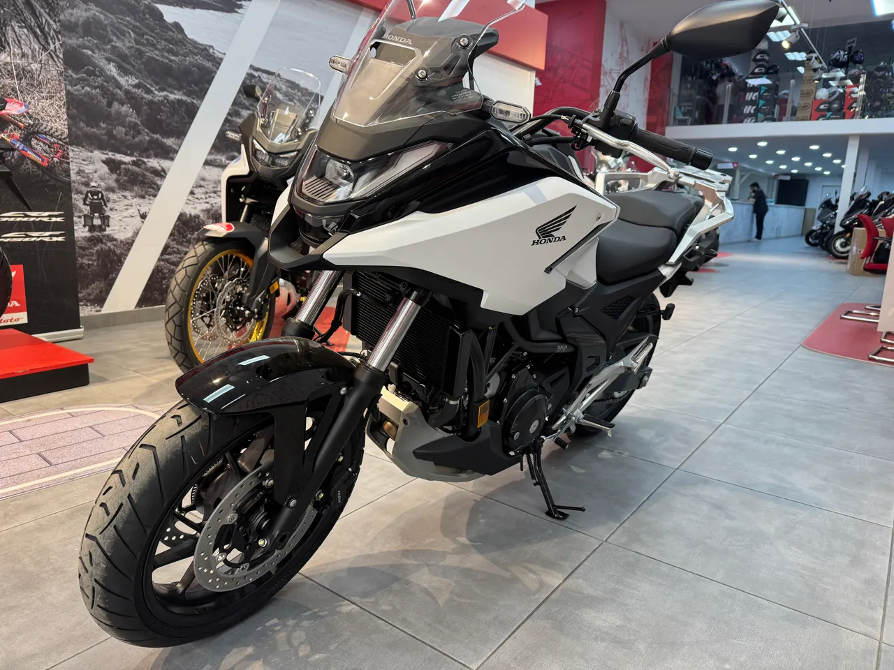 Moto Honda NC750X blanca y negra en showroom