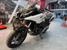 Moto Honda NC750X blanca y negra en showroom