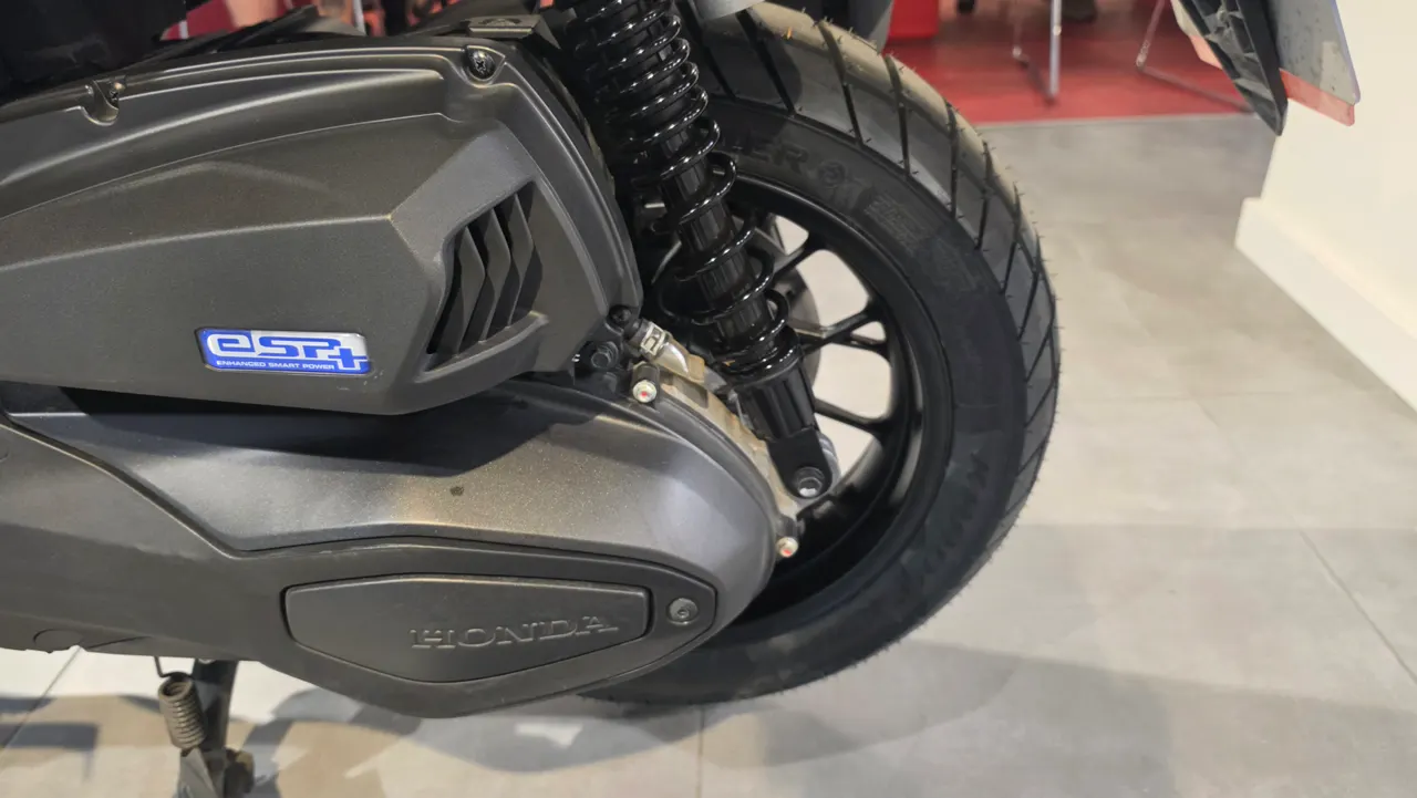 Primer plano del motor y rueda de un scooter Honda con distintivo eSP+