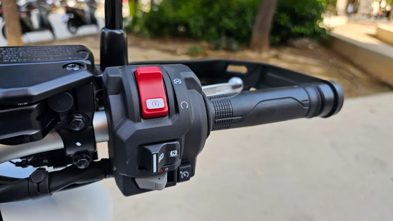 Detalle del manillar de una moto Honda X-ADV con controles rojos y negros.