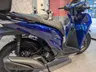 Scooter Honda SH125i azul en exposición