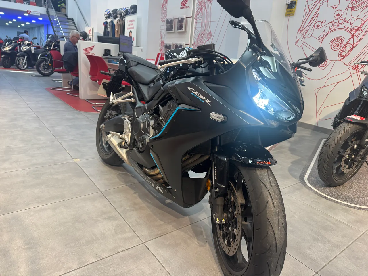 Honda CBR deportiva negra