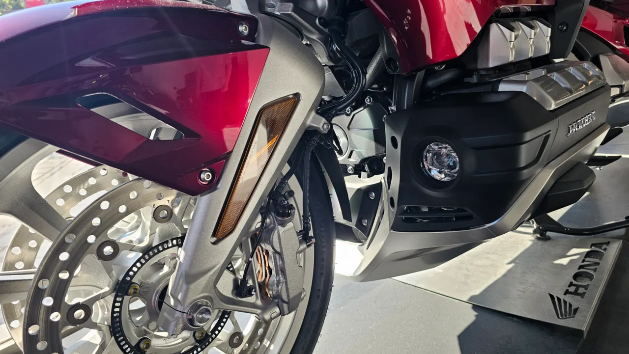 Parte delantera de una Honda Gold Wing DCT Tour roja