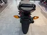 Vista trasera de una moto Honda CB125F de color rojo
