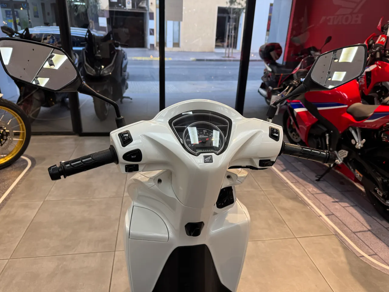 Scooter Honda Vision blanca vista frontal