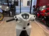 Scooter Honda Vision blanca vista frontal