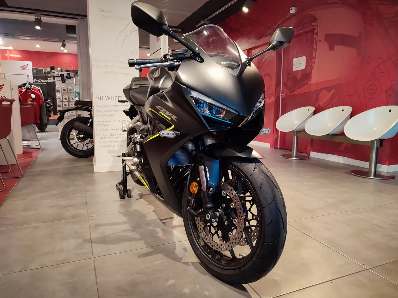 Moto Honda CBR 650R negra gunpowder mate en exposición