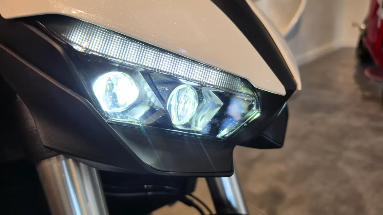 Detalle del faro delantero de una moto Honda Hornet 1000