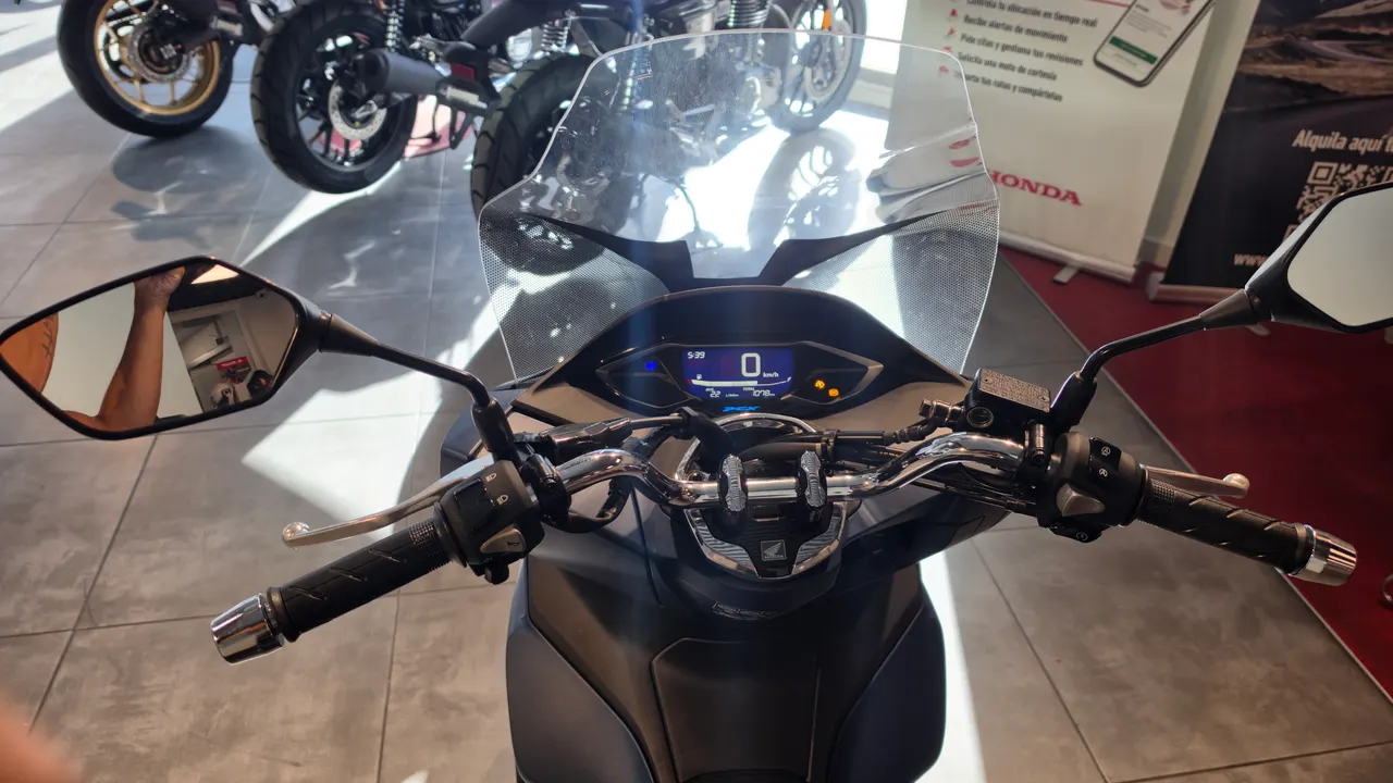 Manillar de Honda PCX 125 con pantalla digital