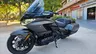 Honda GL1800 Gold Wing DCT gris aparcada