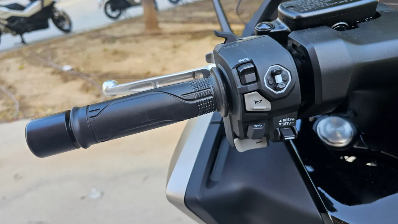 Detalle del manillar de una moto Honda Forza 750