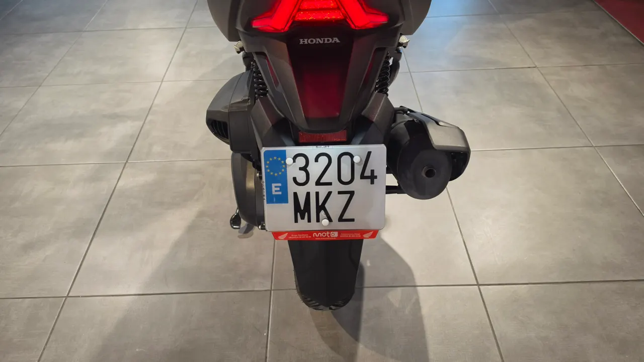 Vista trasera de una moto Honda Forza 350 con matrícula visible.