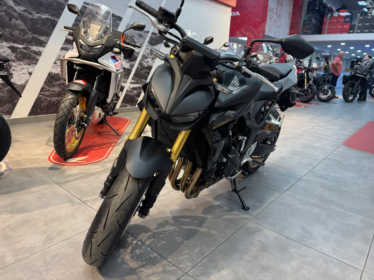 Honda Hornet 1000 SP negra en concesionario