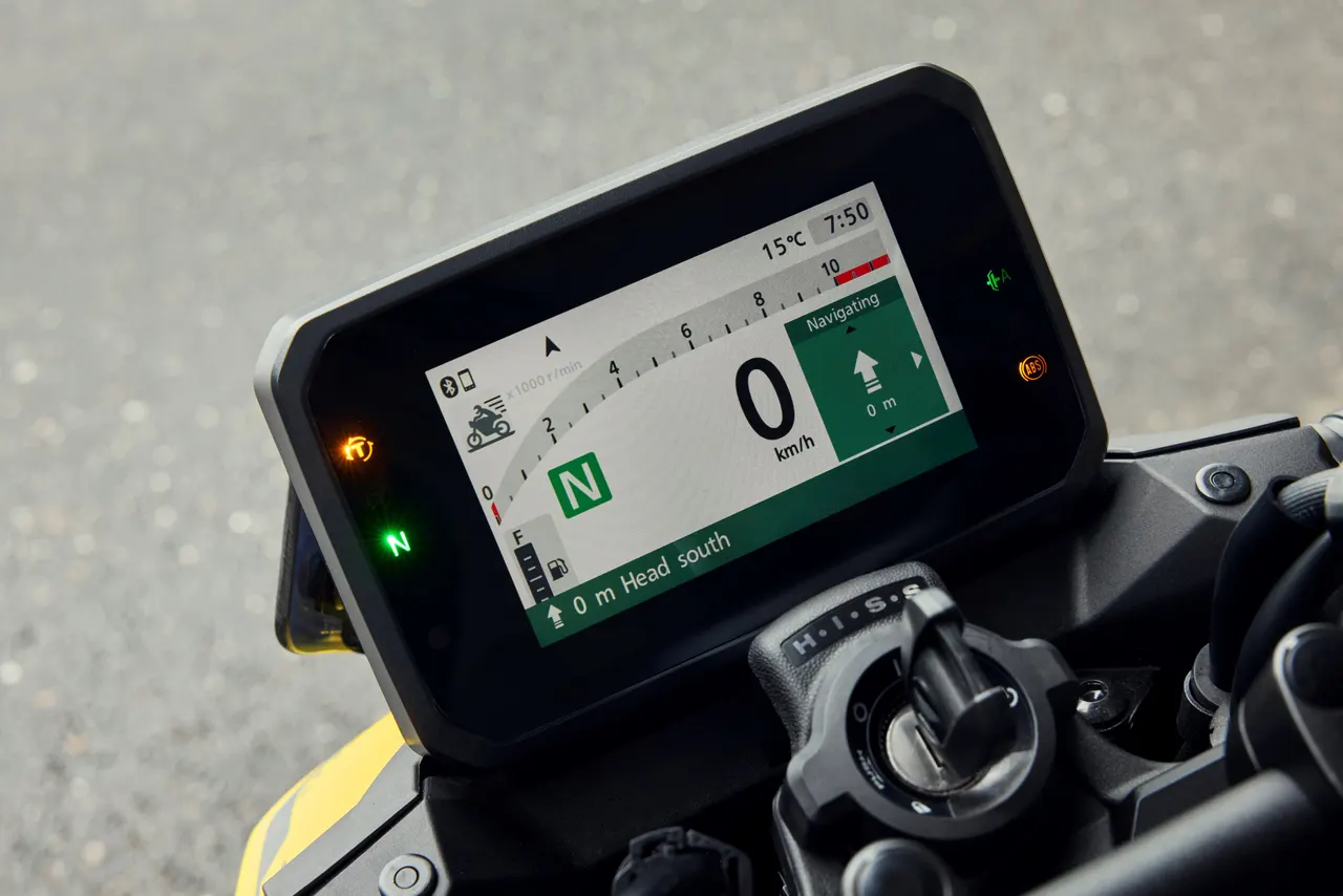 Panel digital de la Honda CB750 Hornet mostrando velocidad, marcha y navegación.