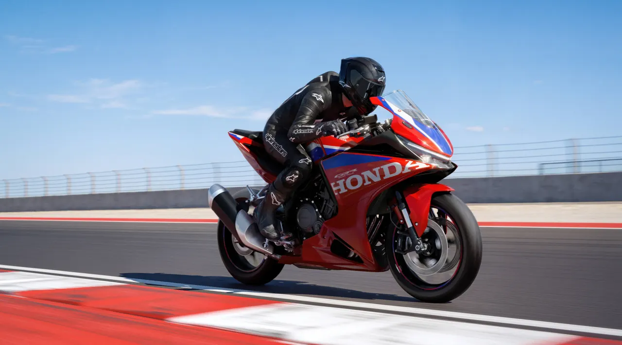 Honda CBR500R FOUR 2027 roja y azul en circuito, vista dinámica