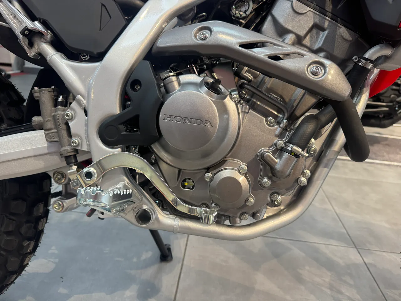 Motor Honda CRF300L plateado con detalles del chasis
