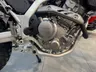 Motor Honda CRF300L plateado con detalles del chasis