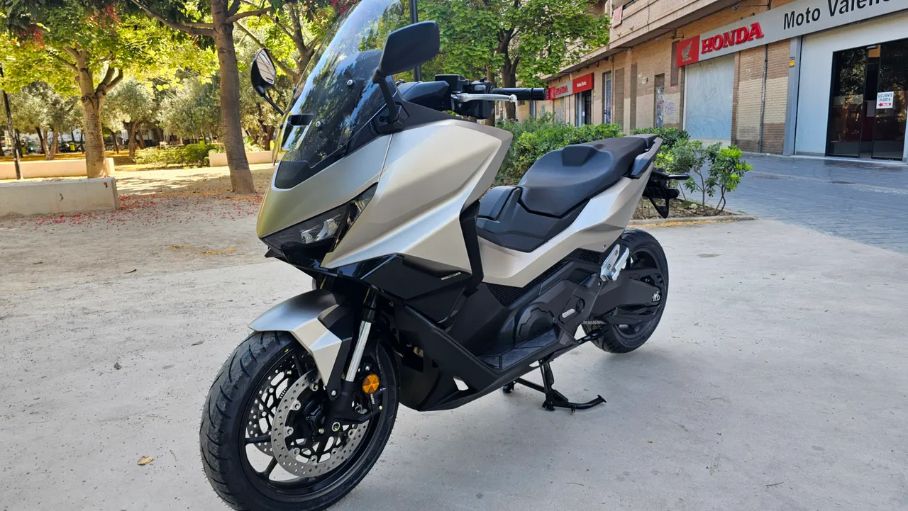 Honda Forza 750 gris warm mate metalizado aparcada en la calle