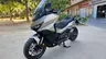 Honda Forza 750 gris warm mate metalizado aparcada en la calle