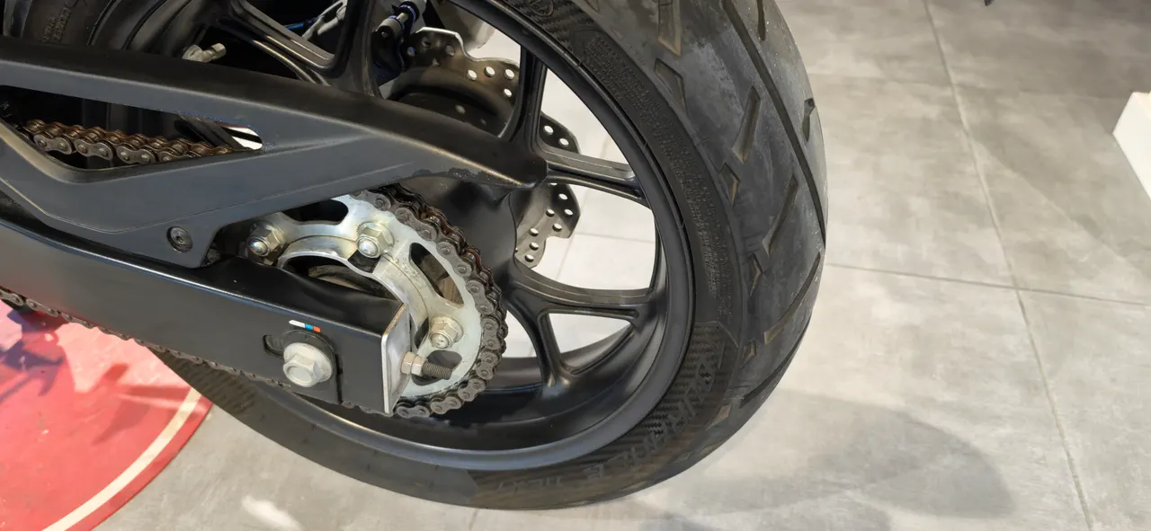 Detalle de la rueda trasera, cadena y basculante de una moto Honda NC750X.