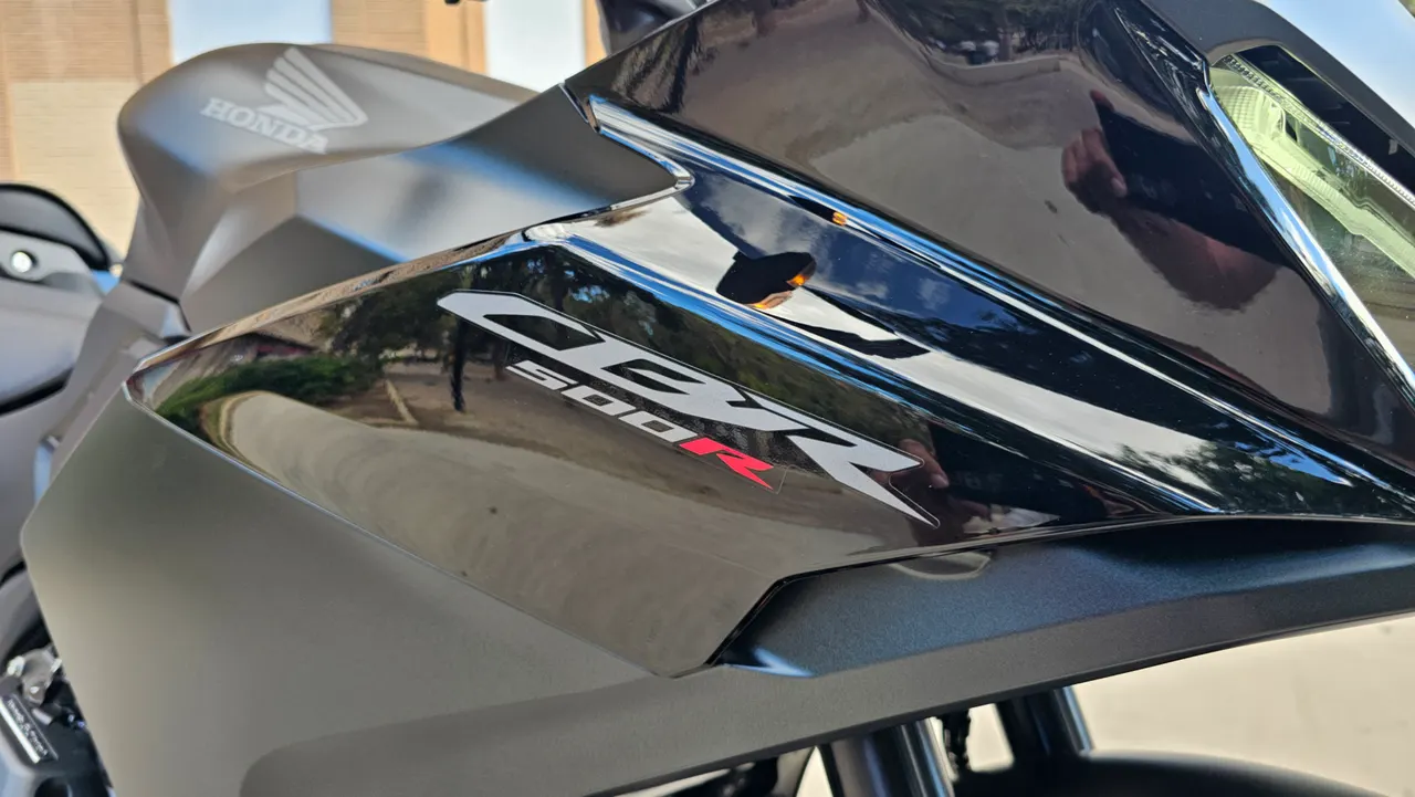 Detalle de la Honda CBR 500R en color negro mate