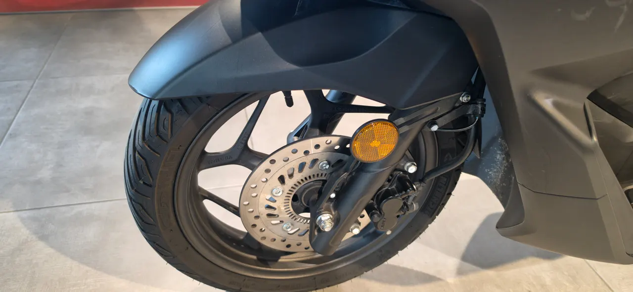 Detalle de la rueda delantera de una moto Honda PCX 125