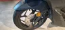Detalle de la rueda delantera de una moto Honda PCX 125