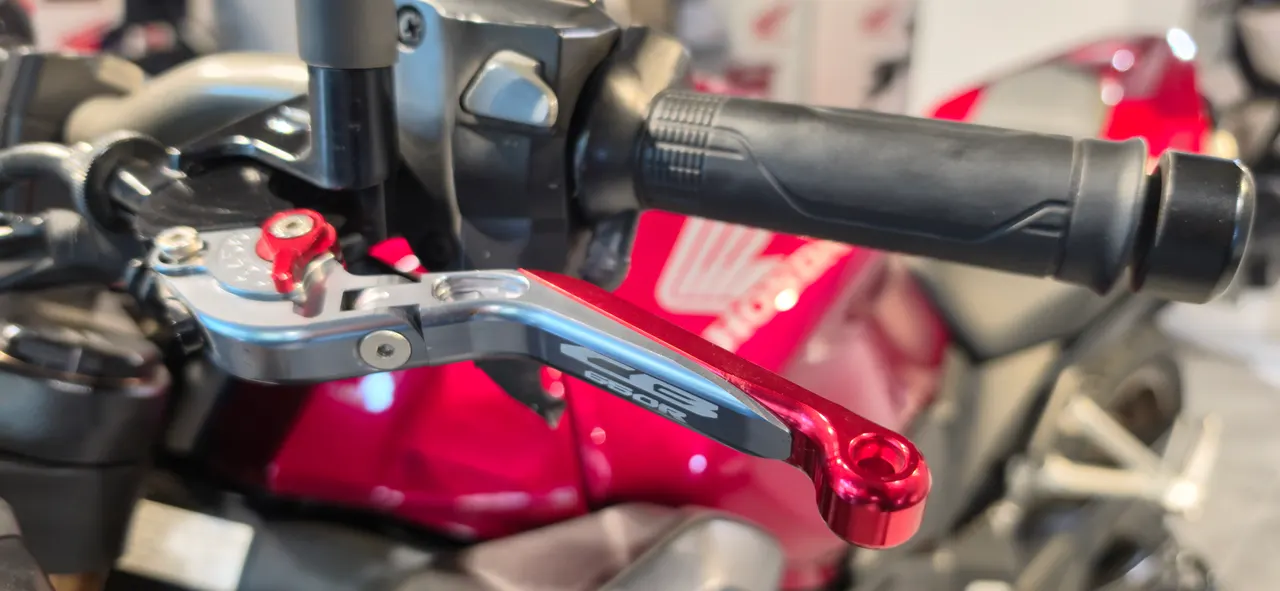 Maneta de freno roja de una Honda CB650R