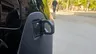 Primer plano de un gancho de remolque negro en una moto Honda