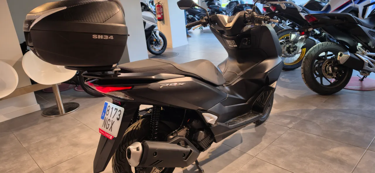 Honda PCX 125 negra con baúl SH34