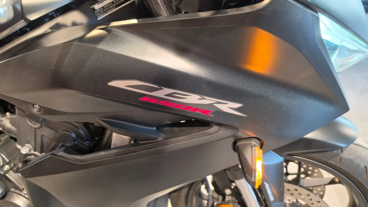 Detalle de la moto Honda CBR650R en color negro