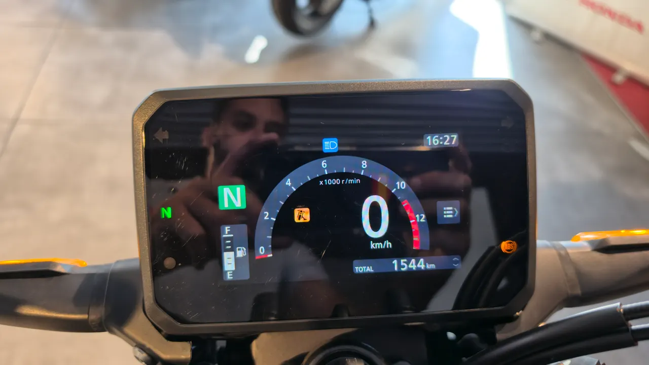 Pantalla digital del cuadro de instrumentos de una Honda CB125R Ocasion