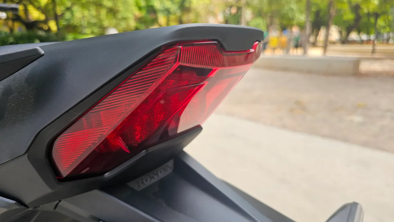Piloto trasero de moto Honda Forza 750