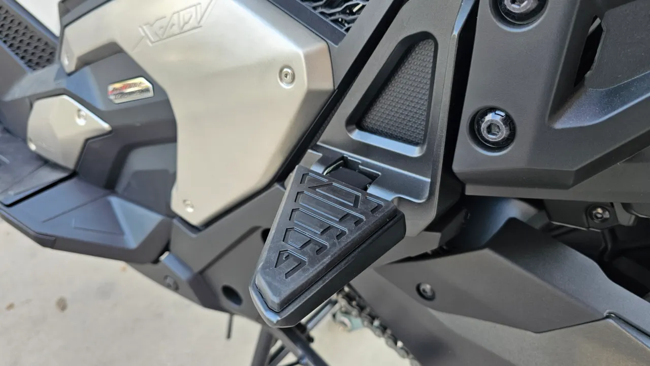 Detalle de la estribera y parte del chasis de una moto Honda X-ADV