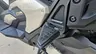 Detalle de la estribera y parte del chasis de una moto Honda X-ADV