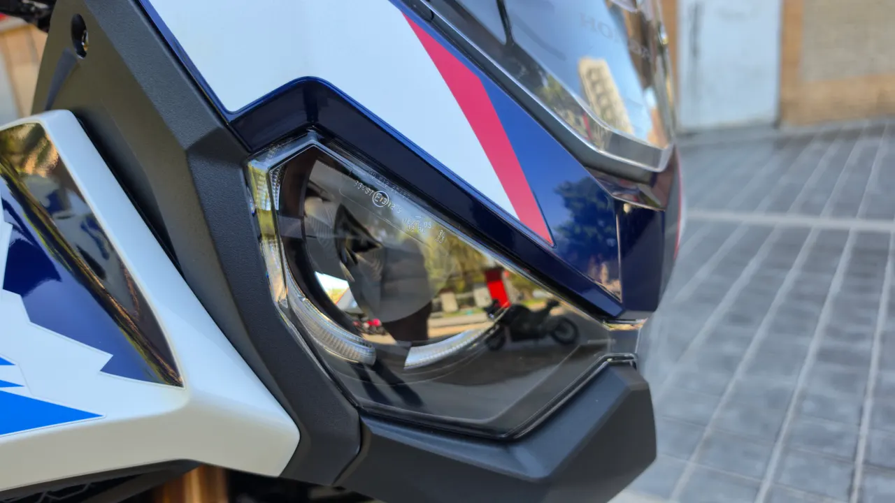 Faro LED de la Honda Africa Twin CRF1100L blanca con detalles azules y rojos
