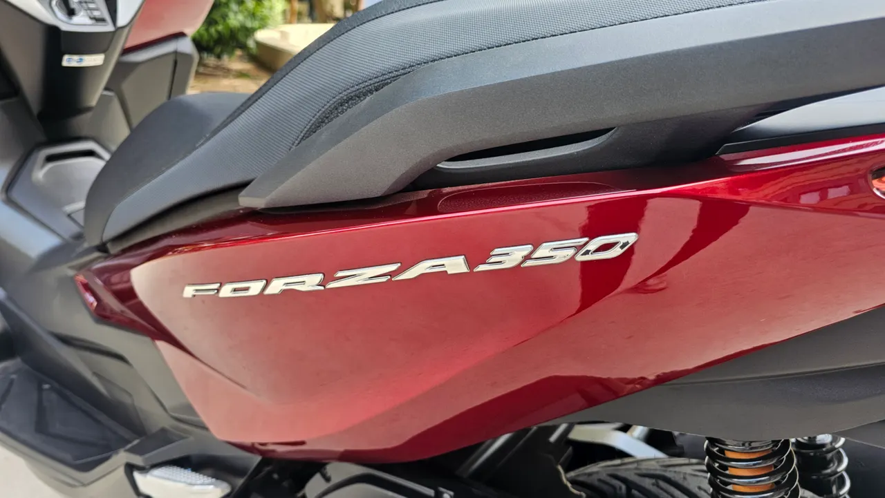 Lateral de scooter Honda Forza 350 roja