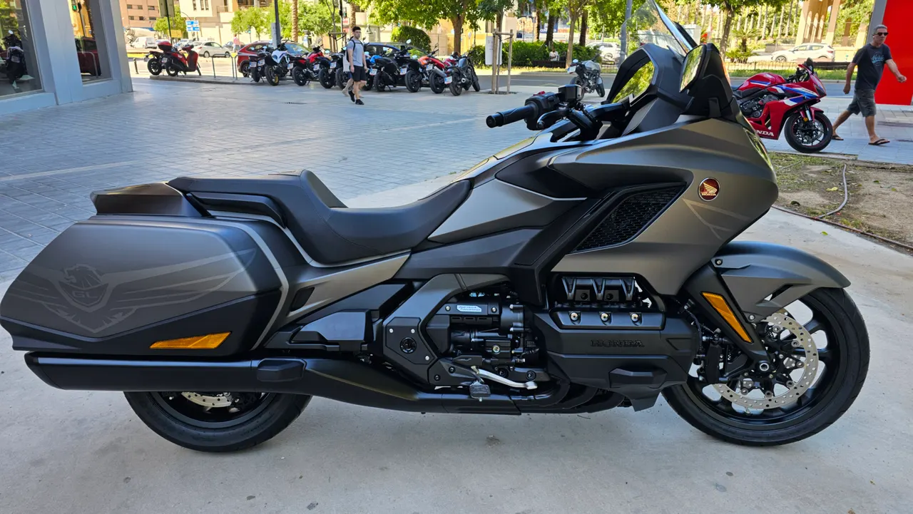 Honda GL1800 Gold Wing DCT gris oscuro estacionada en la ciudad