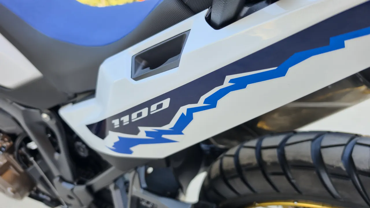 Lateral de Honda Africa Twin 1100 blanca con gráficos azules