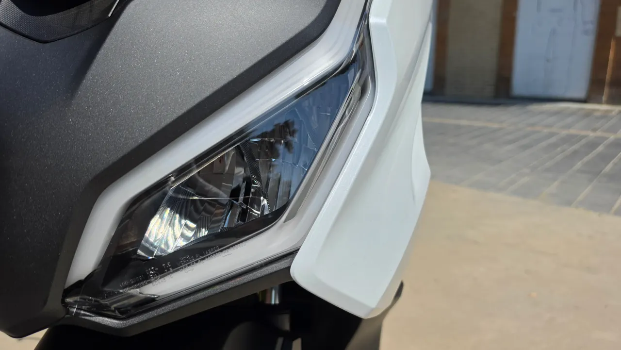 Faro delantero de la scooter Honda Forza 125 blanca