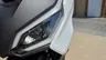 Faro delantero de la scooter Honda Forza 125 blanca