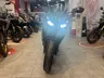 Vista frontal de una motocicleta deportiva Honda negra con luces encendidas