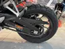 Detalle de la rueda trasera, cadena y basculante de la Honda NX500 E-Clutch