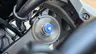 Primer plano de la parte superior de la horquilla delantera de una Honda Africa Twin con tuerca azul.