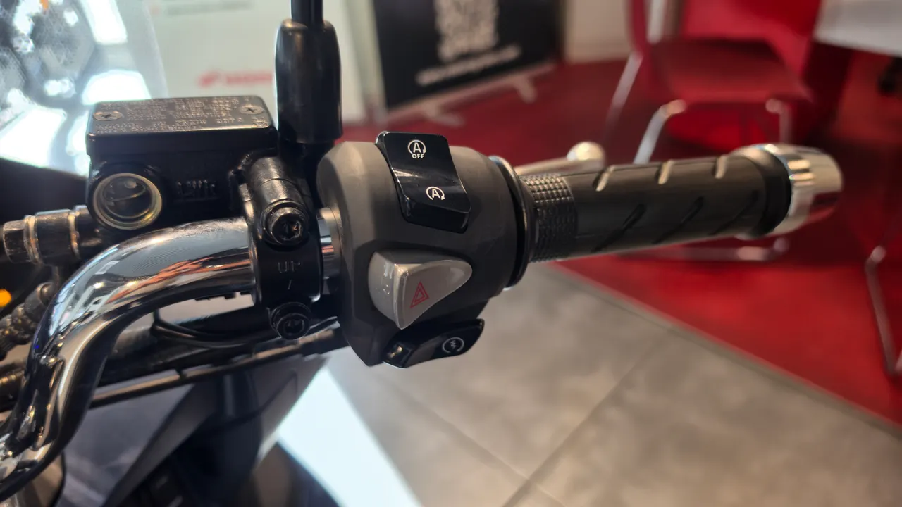 Detalle del manillar de una Honda PCX 125