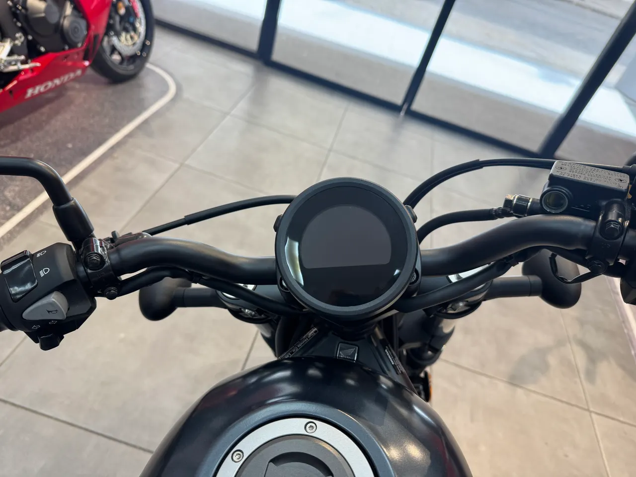 Vista del manillar y cuadro de instrumentos de una Honda Rebel 500 gris mate.