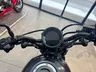 Vista del manillar y cuadro de instrumentos de una Honda Rebel 500 gris mate.