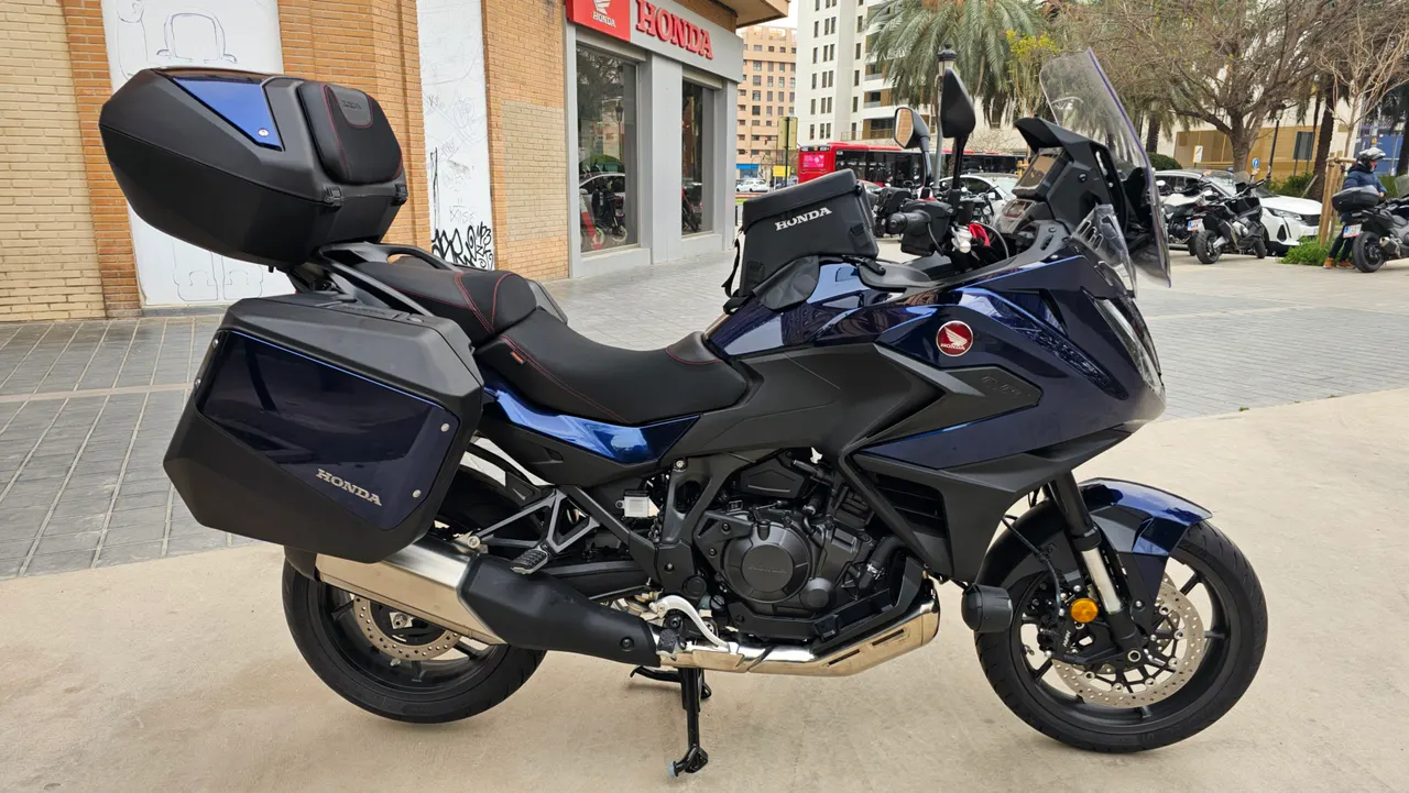 Honda NT1100 azul oscuro con maletas laterales y top case