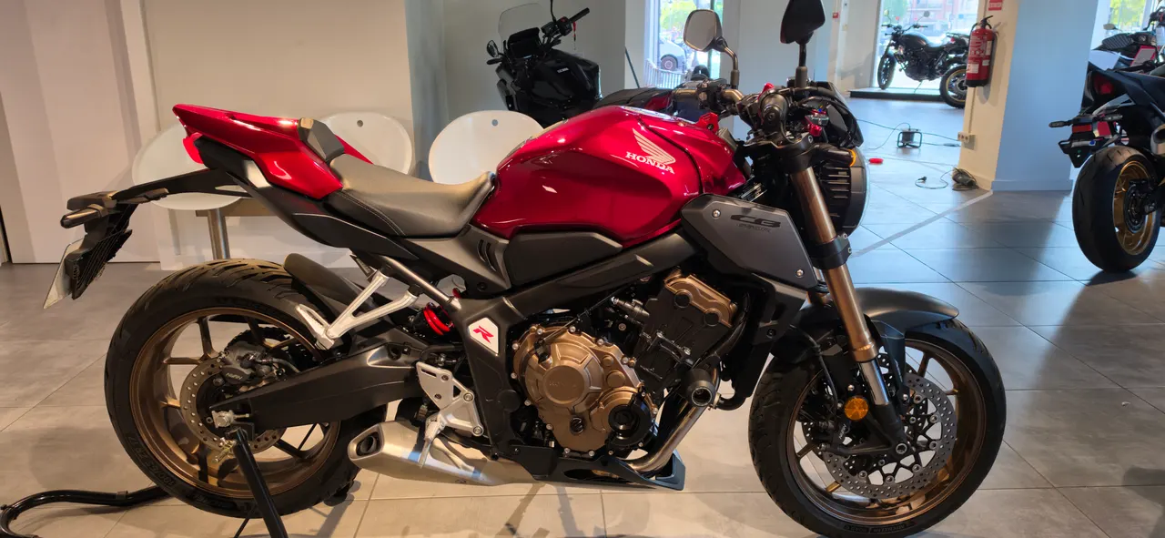 Honda CB650R roja en concesionario