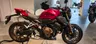 Honda CB650R roja en concesionario